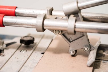 Fayans, kırpma, ölçümleme ve kesme çini. Yere tamiri