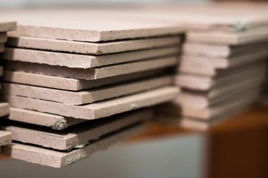 Fayans, kırpma, ölçümleme ve kesme çini. Yere tamiri