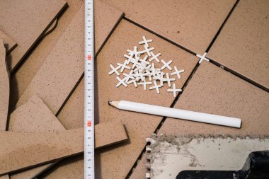 Fayans, kırpma, ölçümleme ve kesme çini. Yere tamiri