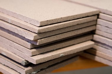 Fayans, kırpma, ölçümleme ve kesme çini. Yere tamiri