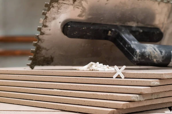 Fayans, kırpma, ölçümleme ve kesme çini. Yere tamiri