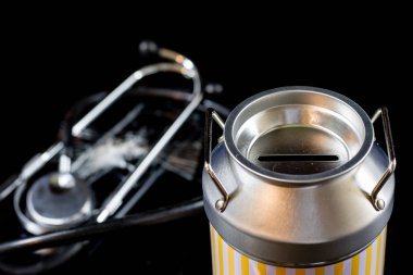 metal kumbara ve paralar. Tasarruf ve metal bir domuz b eklendi