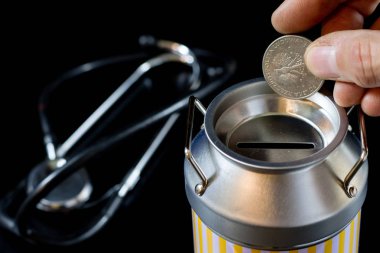 metal kumbara ve paralar. Tasarruf ve metal bir domuz b eklendi