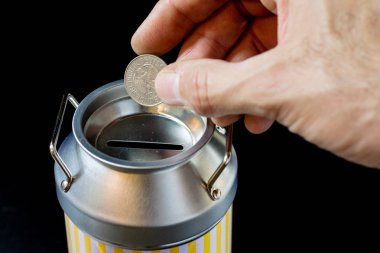 metal kumbara ve paralar. Tasarruf ve metal bir domuz b eklendi