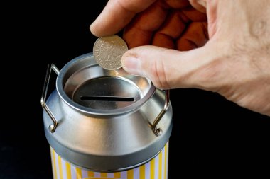 metal kumbara ve paralar. Tasarruf ve metal bir domuz b eklendi