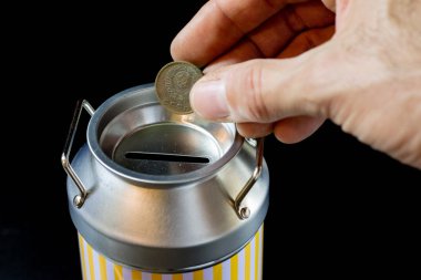 metal kumbara ve paralar. Tasarruf ve metal bir domuz b eklendi