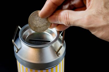 metal kumbara ve paralar. Tasarruf ve metal bir domuz b eklendi