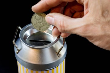 metal kumbara ve paralar. Tasarruf ve metal bir domuz b eklendi