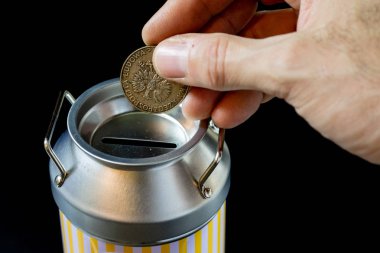 metal kumbara ve paralar. Tasarruf ve metal bir domuz b eklendi