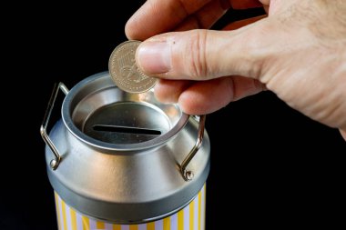 metal kumbara ve paralar. Tasarruf ve metal bir domuz b eklendi