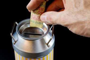 metal kumbara ve paralar. Tasarruf ve metal bir domuz b eklendi