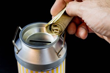 metal kumbara ve paralar. Tasarruf ve metal bir domuz b eklendi