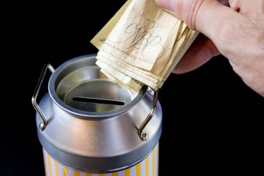 metal kumbara ve paralar. Tasarruf ve metal bir domuz b eklendi