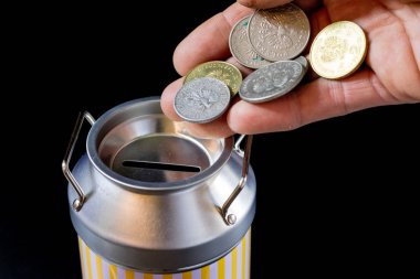 metal kumbara ve paralar. Tasarruf ve metal bir domuz b eklendi