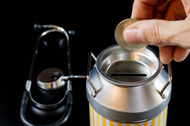 metal kumbara ve paralar. Tasarruf ve metal bir domuz b eklendi