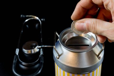 metal kumbara ve paralar. Tasarruf ve metal bir domuz b eklendi