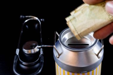 metal kumbara ve paralar. Tasarruf ve metal bir domuz b eklendi