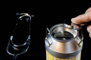 metal kumbara ve paralar. Tasarruf ve metal bir domuz b eklendi