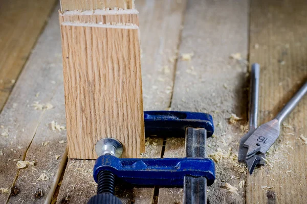 Vieja buena carpintería, herramientas broca. Mesa de carpintería de madera y — Foto de Stock