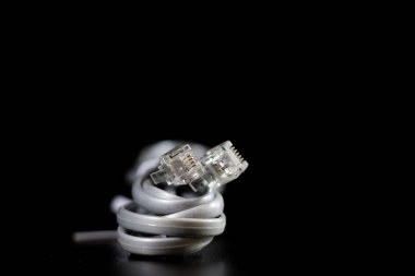 Eski dolaşmış kablolar, elektronik ve eski kablolar üzerinde bir 