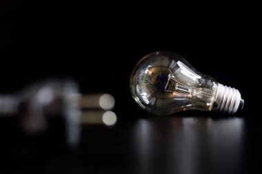 Eski dolaşmış kablolar, elektronik ve eski kablolar üzerinde bir 