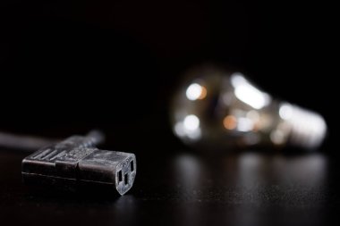 Eski dolaşmış kablolar, elektronik ve eski kablolar üzerinde bir 