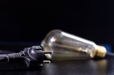 Eski dolaşmış kablolar, elektronik ve eski kablolar üzerinde bir 