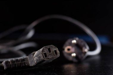 Eski dolaşmış kablolar, elektronik ve eski kablolar üzerinde bir 