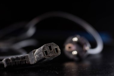 Eski dolaşmış kablolar, elektronik ve eski kablolar üzerinde bir 