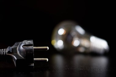 Eski dolaşmış kablolar, elektronik ve eski kablolar üzerinde bir 