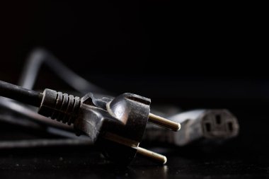 Eski dolaşmış kablolar, elektronik ve eski kablolar üzerinde bir 