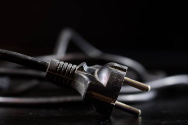 Eski dolaşmış kablolar, elektronik ve eski kablolar üzerinde bir 