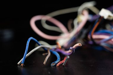 Eski dolaşmış kablolar, elektronik ve eski kablolar üzerinde bir 