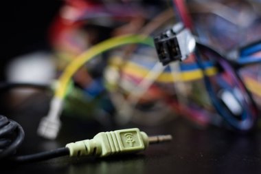 Eski dolaşmış kablolar, elektronik ve eski kablolar üzerinde bir 