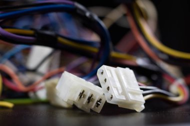 Eski dolaşmış kablolar, elektronik ve eski kablolar üzerinde bir 