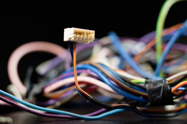 Eski dolaşmış kablolar, elektronik ve eski kablolar üzerinde bir 
