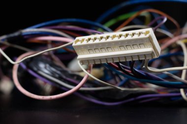 Eski dolaşmış kablolar, elektronik ve eski kablolar üzerinde bir 