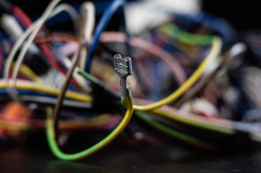 Eski dolaşmış kablolar, elektronik ve eski kablolar üzerinde bir 