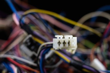 Eski dolaşmış kablolar, elektronik ve eski kablolar üzerinde bir 