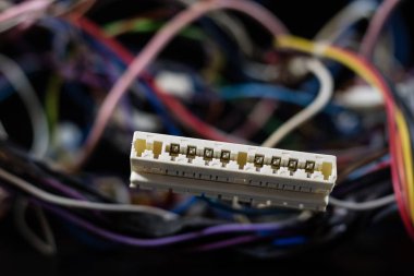 Eski dolaşmış kablolar, elektronik ve eski kablolar üzerinde bir 