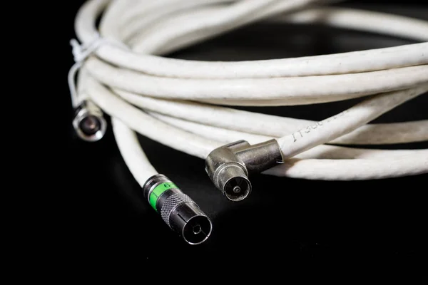 Oude verstrikt kabels, elektronica en oude kabel connectoren op een — Stockfoto