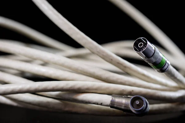 Oude verstrikt kabels, elektronica en oude kabel connectoren op een — Stockfoto