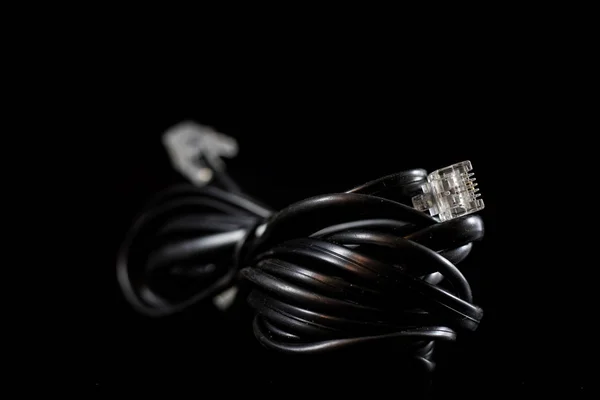 Старые запутанные кабели, электроника и старые кабельные разъемы на — стоковое фото