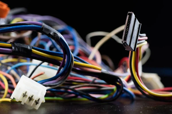 Eski dolaşmış kablolar, elektronik ve eski kablolar üzerinde bir 