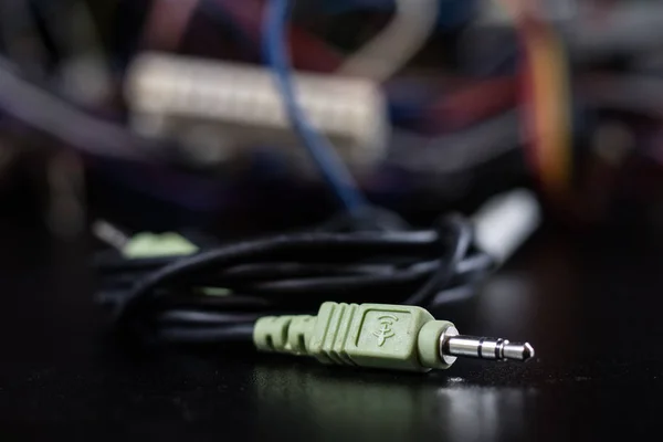 Oude verstrikt kabels, elektronica en oude kabel connectoren op een — Stockfoto