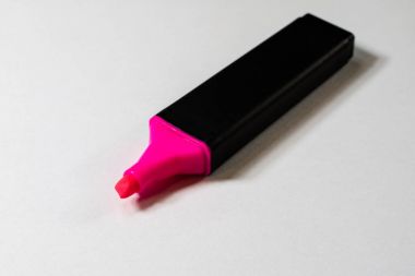 Vurgulayıcı beyaz zemin üzerinde. Office Mazaki kroki M'ye