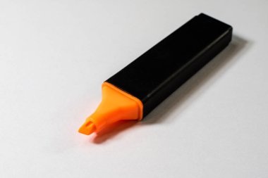 Vurgulayıcı beyaz zemin üzerinde. Office Mazaki kroki M'ye