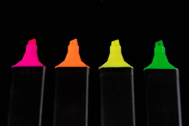 Office vurgulayıcı siyah bir arka plan. Office Mazak çizmek için bir