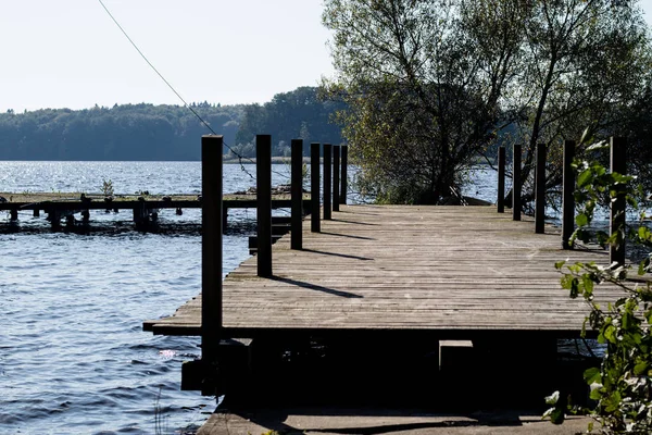 Bellissima marina sul lago. Calda giornata autunnale, ponte in legno, bo — Foto Stock