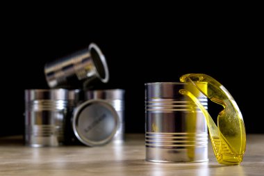 Atölye masayı teneke boya. Hafif ahşap tablo,